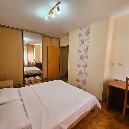 Lovely Square Apartment Purple Velvet 43 Macedonia Stree Skopje Room photo