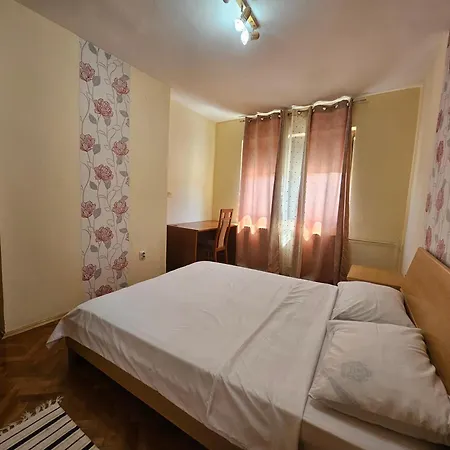Lovely Square Apartment Purple Velvet 43 Macedonia Stree Skopje Room photo
