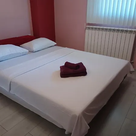 Lovely Square Apartment Purple Velvet 43 Macedonia Stree Skopje Room photo