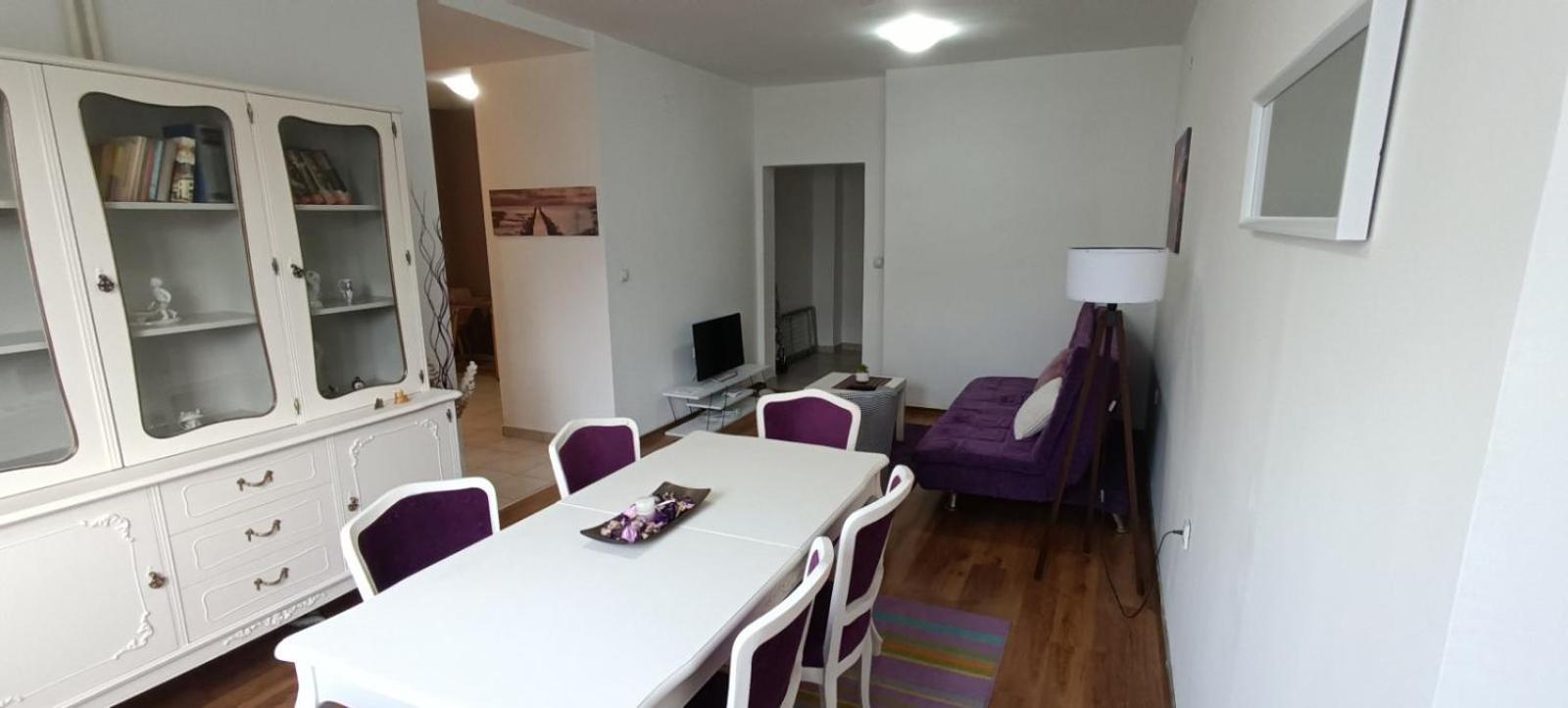 Lovely Square Purple Velvet 43 Macedonia Stree * Скопие