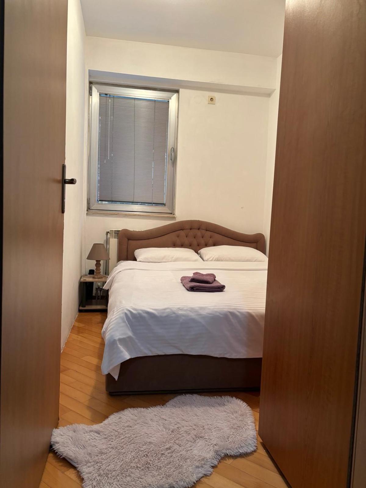 Lovely Square Purple Velvet Apartman *