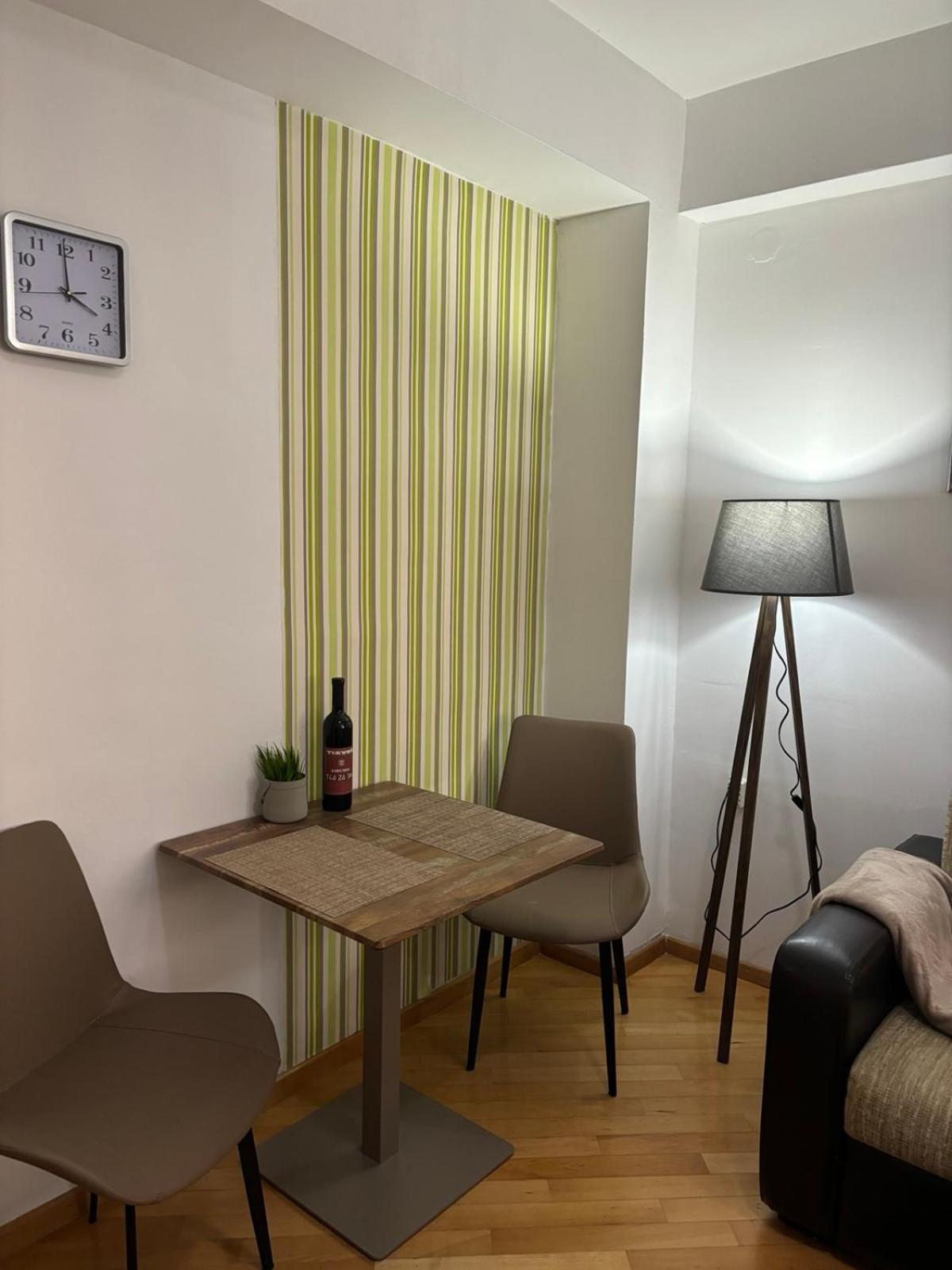 Lovely Square Purple Velvet Apartman Szkopje