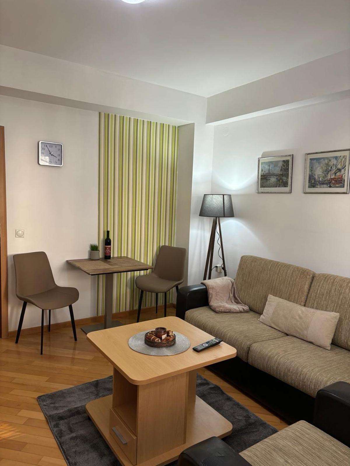 Apartman Lovely Square Purple Velvet