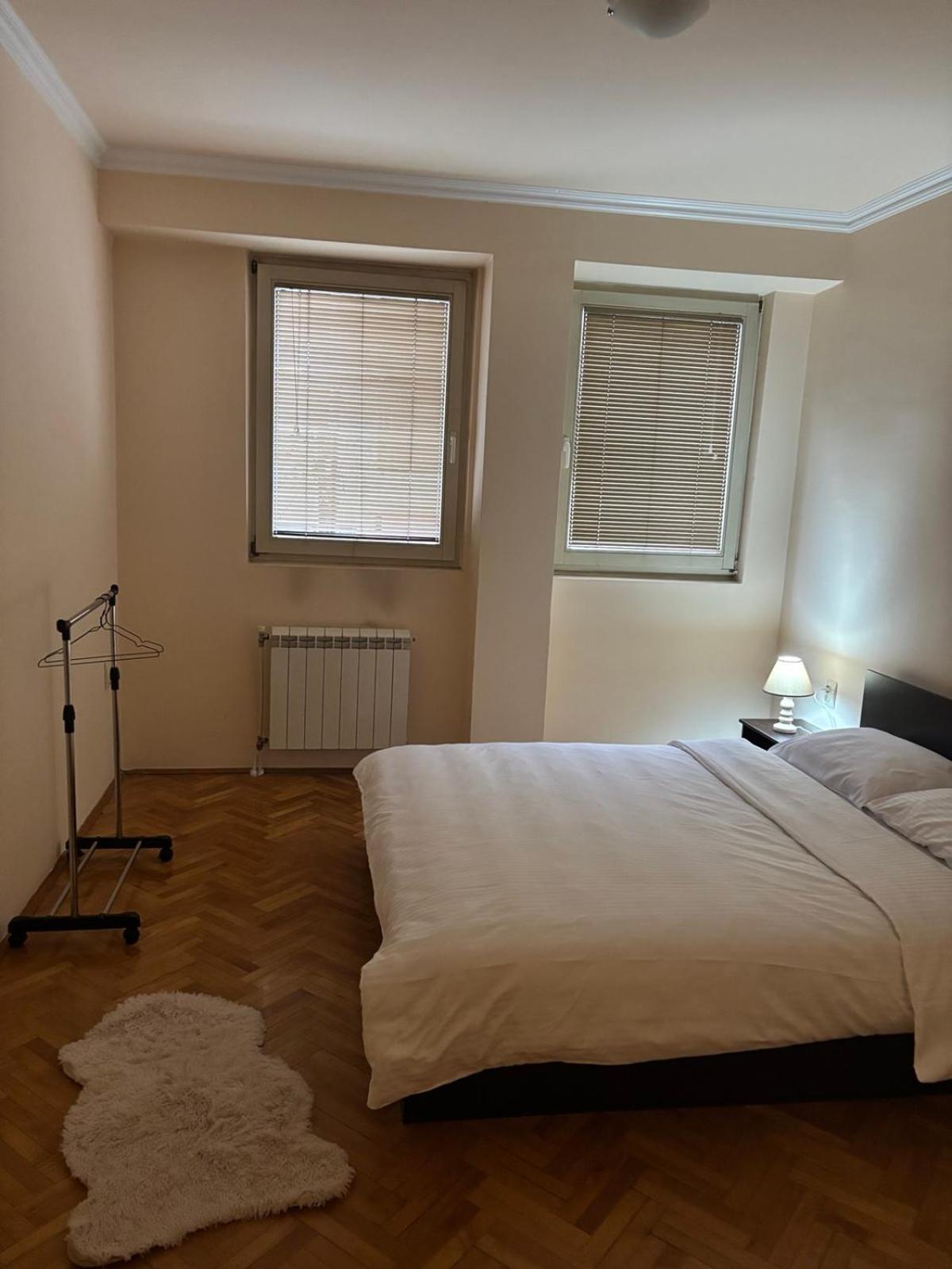 Lovely Square Purple Velvet Apartman