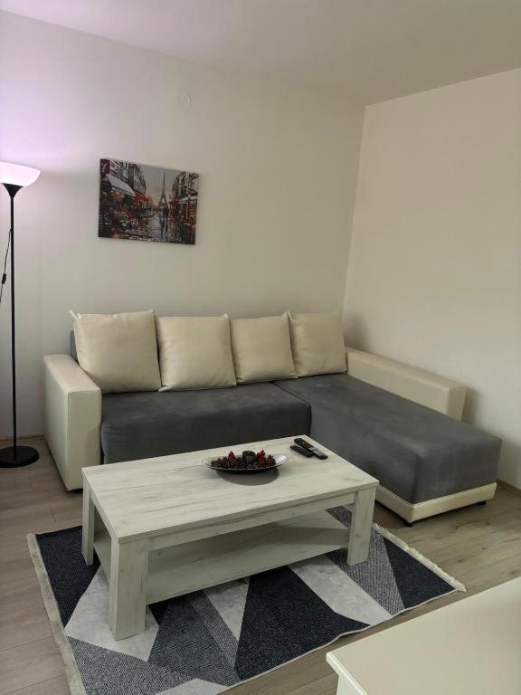 Lovely Square Purple Velvet Apartman Szkopje