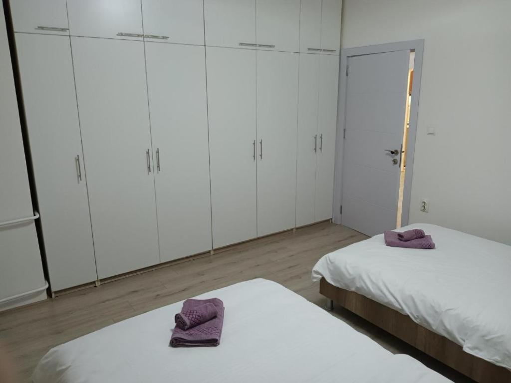 Apartman Lovely Square Purple Velvet