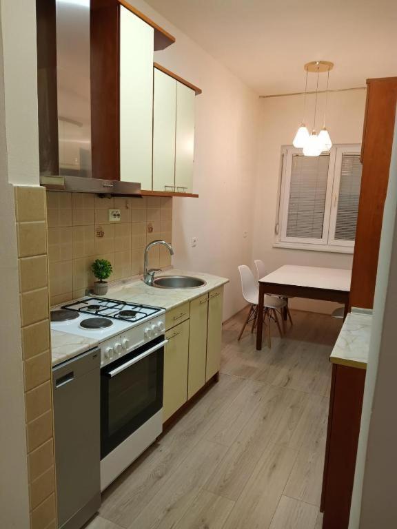 Lovely Square Purple Velvet Apartman Szkopje