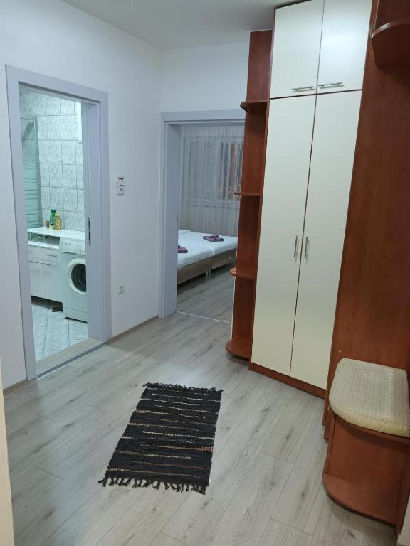 Lovely Square Purple Velvet Apartman