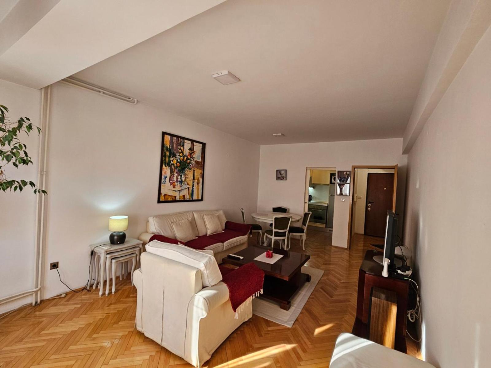 Lovely Square Purple Velvet 43 Macedonia Stree Скопие