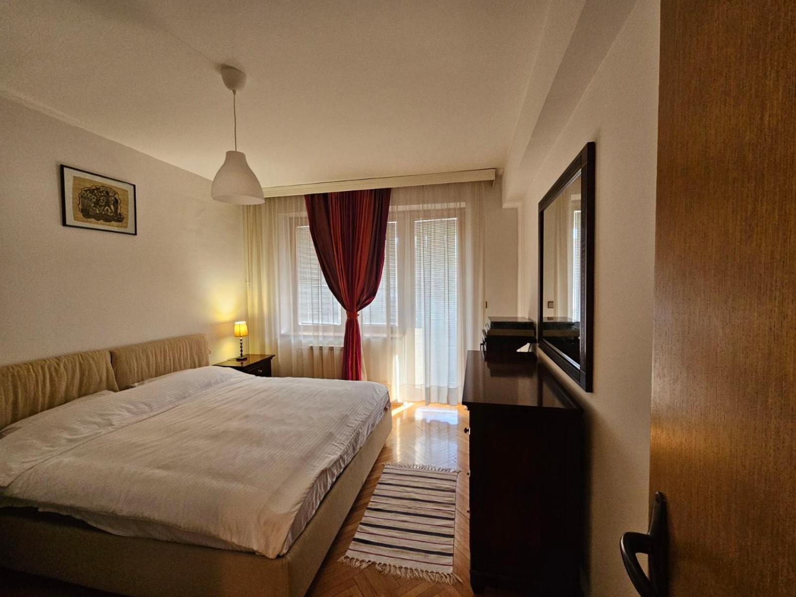 Lovely Square Purple Velvet Apartman