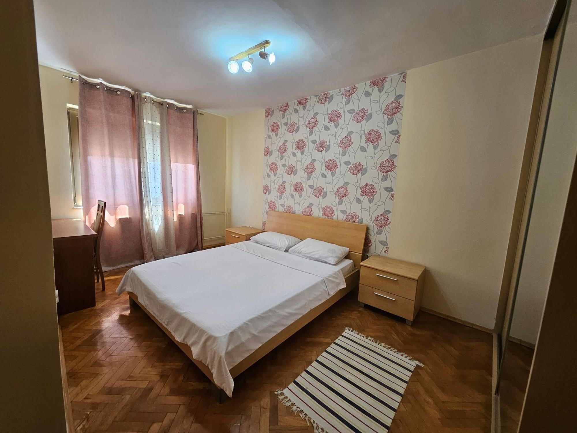 Lovely Square Purple Velvet 43 Macedonia Stree Скопие