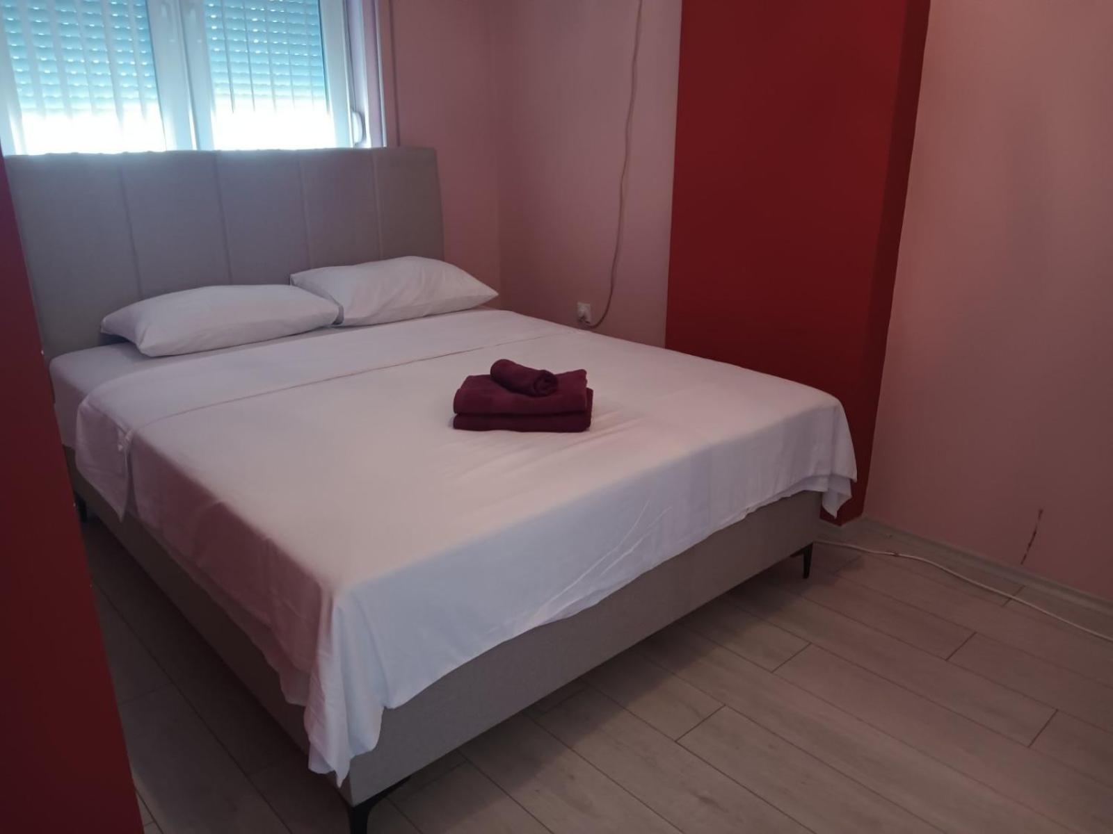 Lovely Square Purple Velvet 43 Macedonia Stree Апартамент *